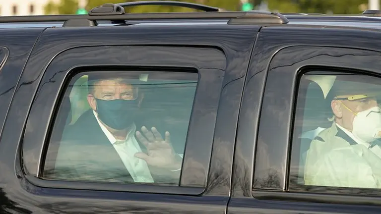 El extraño caso Trump: de estar en "muy preocupante" estado, a saludar a seguidores y poder recibir el alta