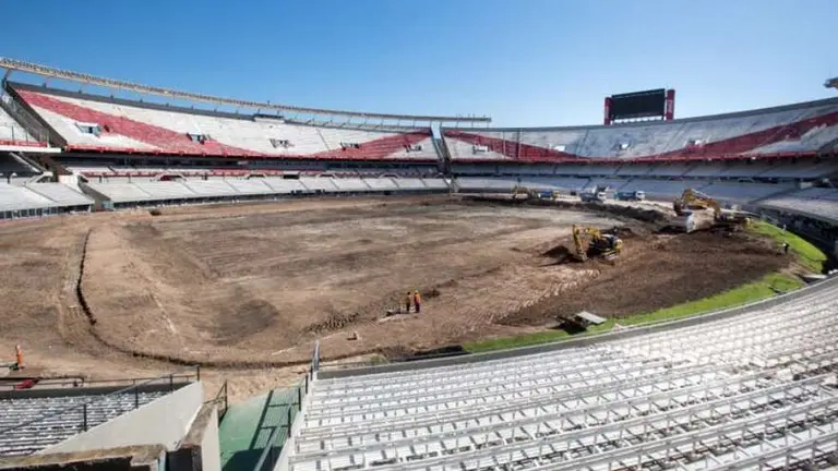 Inesperado hallazgo arqueológico bajo el césped del estadio de River: qué se encontró durante la remodelación del Monumental
