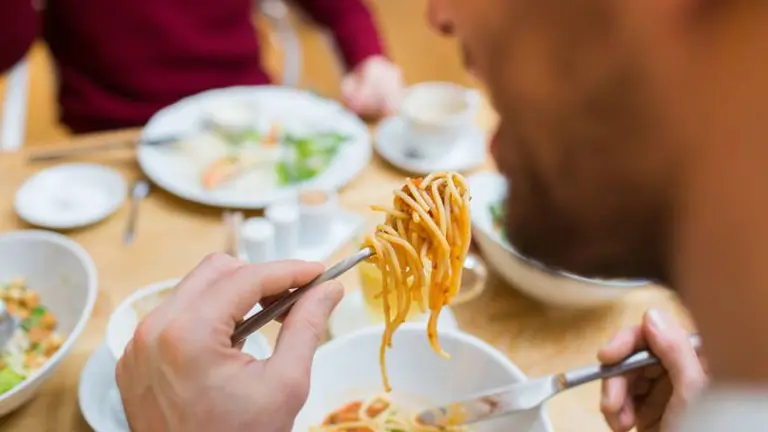 Estas son las 7 cosas que nunca debés hacer después de comer porque pueden ser peligrosas