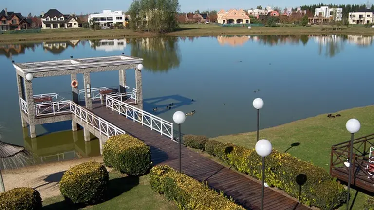 Vacaciones en un country: los alquileres cotizan en dólares, ¿cuánto aumentaron?