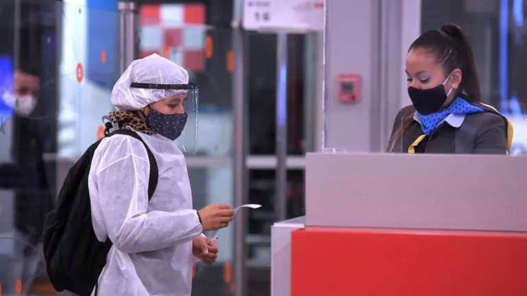 Prepará el bolsillo si viajás al exterior: cómo es el "modelo canadiense" que regirá para quienes regresen al país