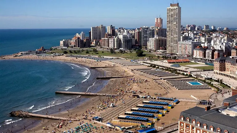 ¿Lo pagarías?: mirá lo que te va a costar alquilar una carpa y sombrilla este verano en Mar del Plata