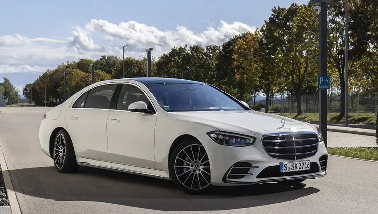 Mercedes Benz: llega a Argentina el sedán de lujo más vendido del mundo con nuevo diseño, confort y equipamiento