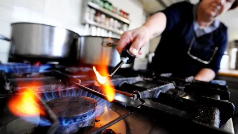 La "épica" del gas subsidiado tiene su lado B: costos indirectos a los más pobres y cortes a la industria