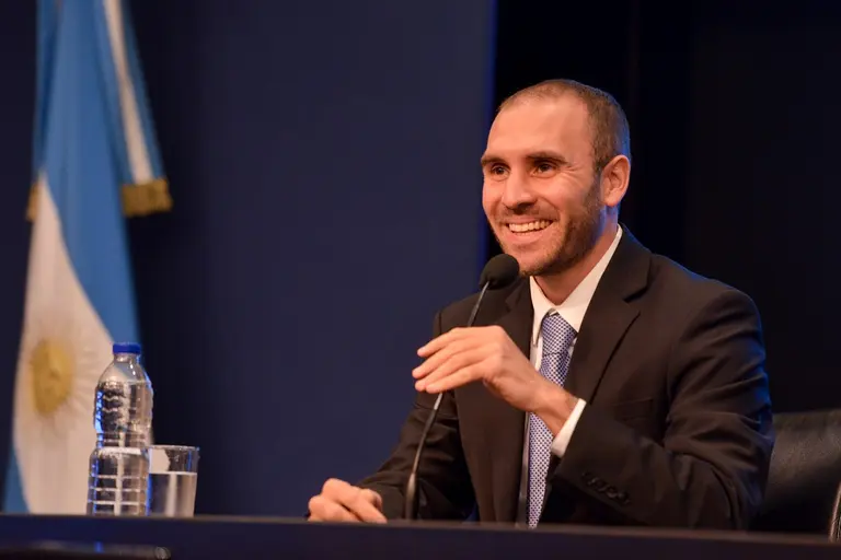 Una buena para Martín Guzmán: los bonos hicieron "piso" y pasaron del quinto al cuarto subsuelo