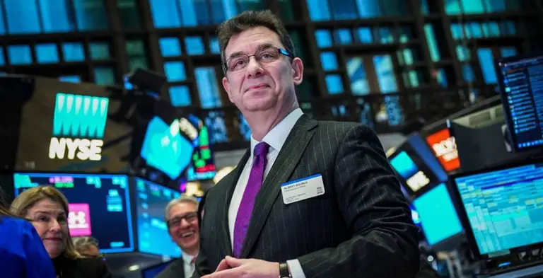 CEO de Pfizer vendió el 60% de sus acciones el mismo día que se anunciaron los resultados de la vacuna: ganó más de 5 millones de dólares