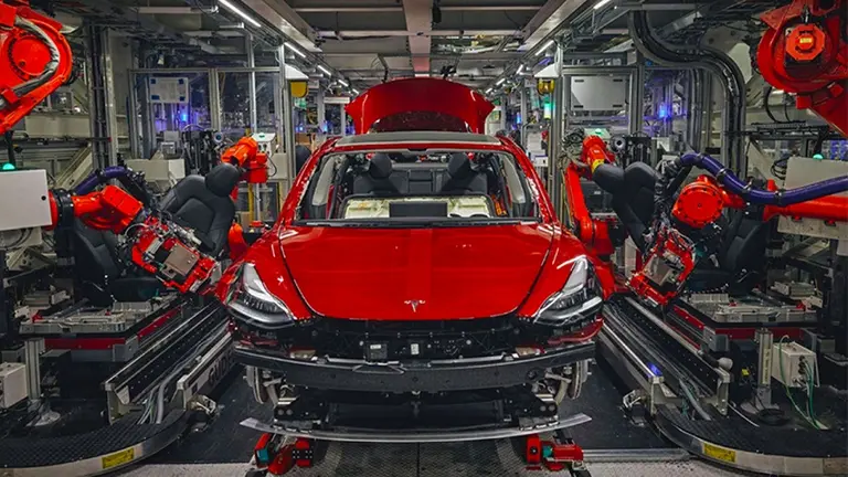 Así es Gigafactory 4: la monstruosa fábrica que construye Tesla para poder producir millones de autos eléctricos