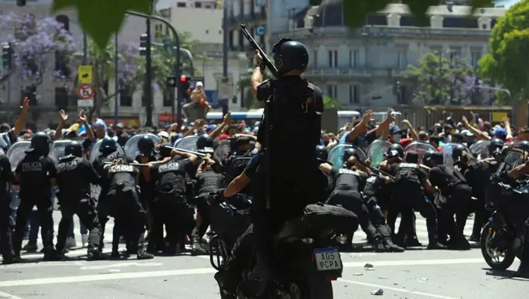 El Gobierno apuntó contra Larreta por graves incidentes en funeral de Maradona: "Frenen esta locura"