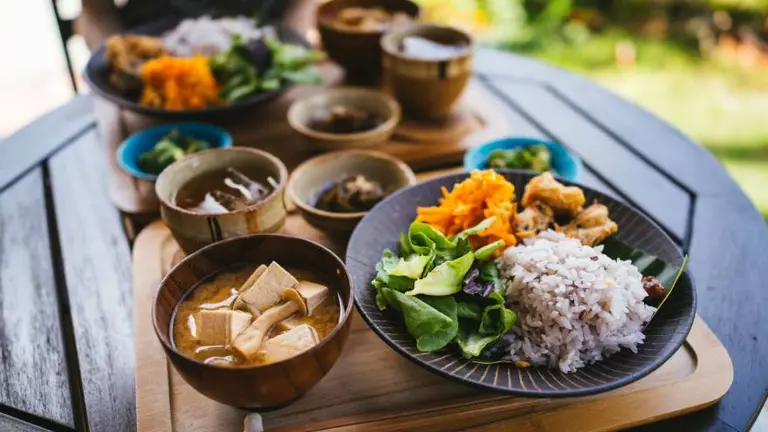 El plan para vivir 100 años: todo sobre la dieta Okinawa