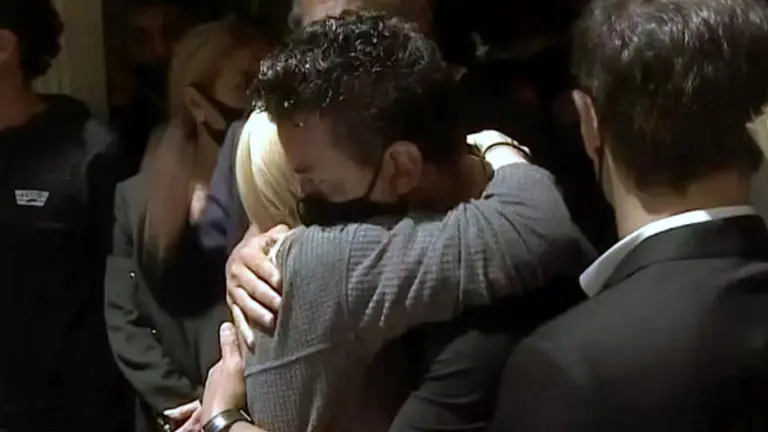 Último adiós a Maradona: la historia detrás del conmovedor abrazo de Gallardo y Claudia