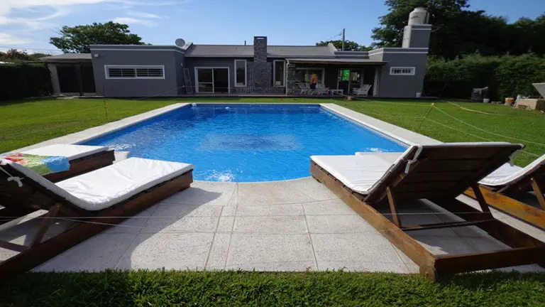 Temporada verano 2024: cuánto costará alquilar una casa con pileta en un barrio cerrado