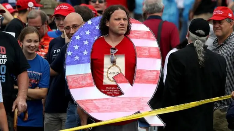 ¿Qué es QAnon y cómo está influyendo en la política de Estados Unidos?