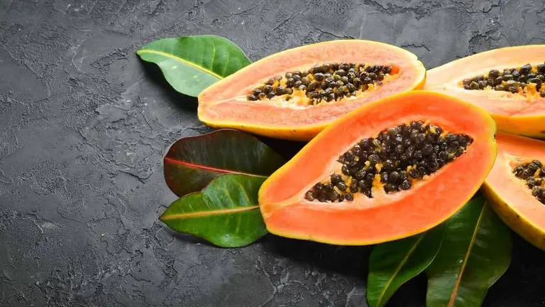 Por qué deberías comer papaya: 8 propiedades que tiene esta colorida fruta tropical