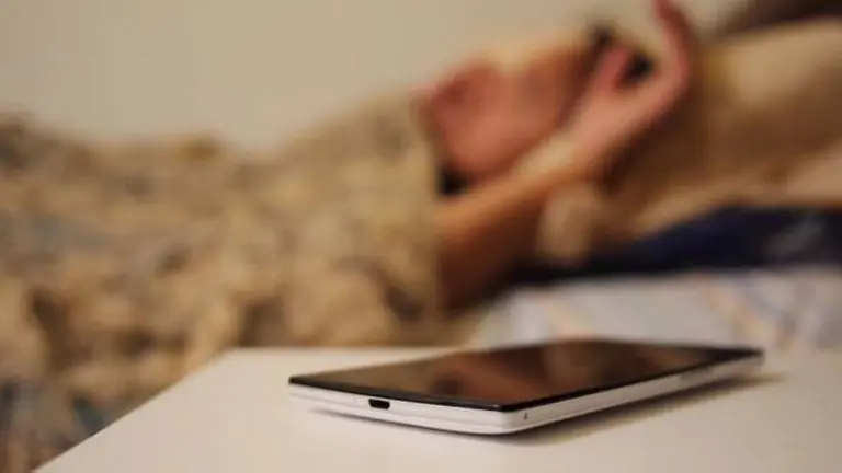 Cuidado: por este motivo no deberías dormir con el celular en la mesa de luz