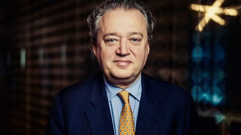 Este hombre quiere cambiar el mundo con el dinero del capitalismo