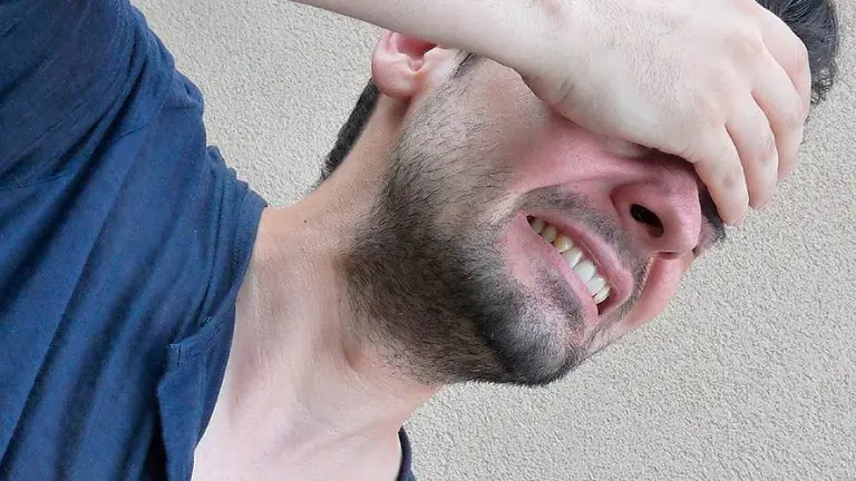 ¿Te duele la cabeza al agacharte?: estas son las posibles causas de esa molestia