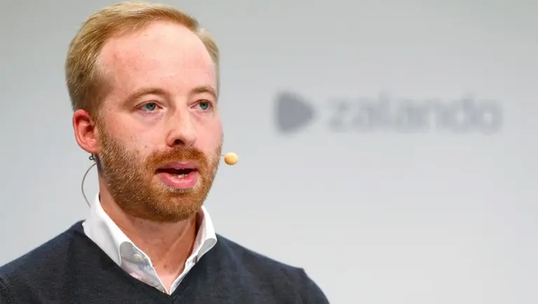 Quién es el CEO que gana millones de dólares y acaba de retirarse para darle prioridad a la carrera de su esposa