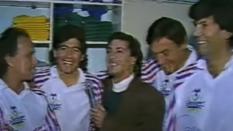 Video: divertido encuentro de Carlín Calvo y Diego Maradona en la previa de un partido