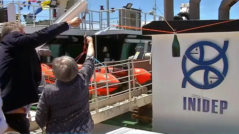 Video: el insólito "blooper" que se hizo viral durante el bautismo de un buque en Mar del Plata