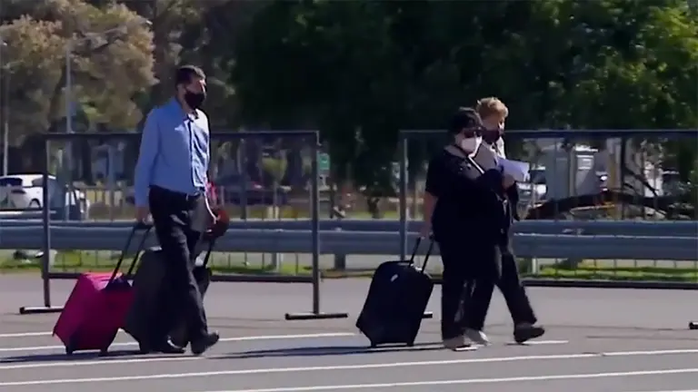 Imposible entrar a Ezeiza: corte total de empleados de LATAM, ¿cómo es su plan para quedar como acreedores de la empresa?