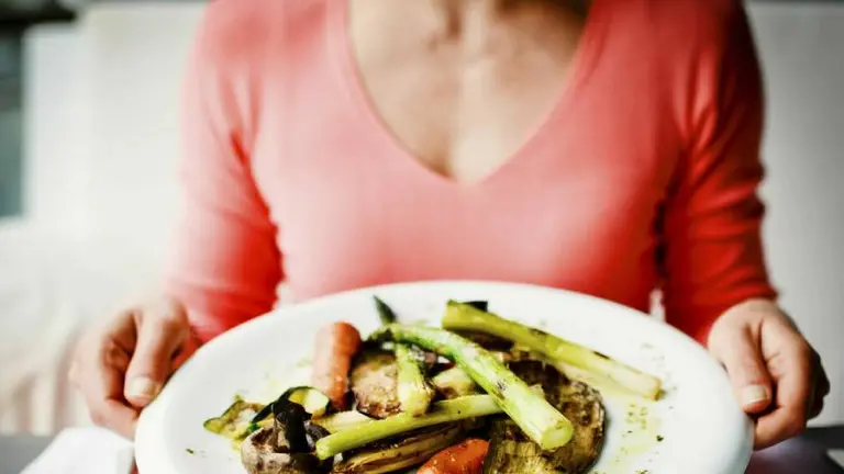 Qué alimentos se recomienda evitar en el horario de la cena