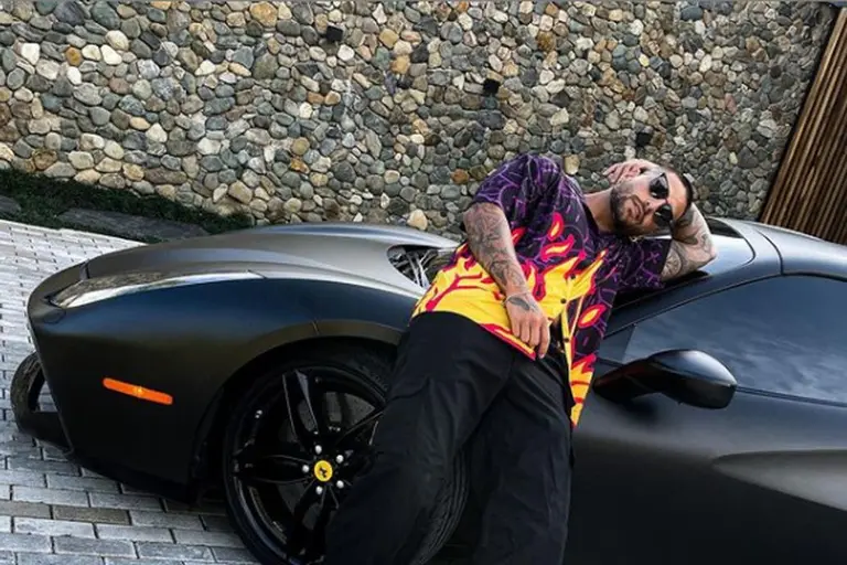 Exclusiva: la nueva Ferrari negra de Maluma valuada en un millón de dólares