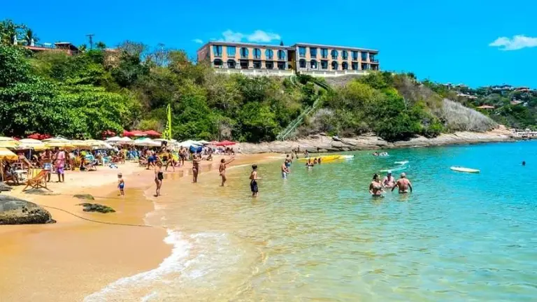 Alarma en Brasil por el coronavirus: dieron 72 horas para que los turistas abandonen Buzios y hubo cacerolazos