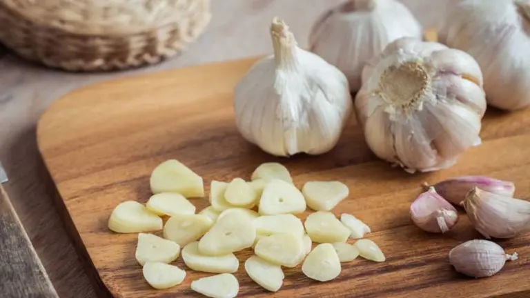 El truco definitivo para que el ajo no pique, pero tampoco pierda su sabor y aroma