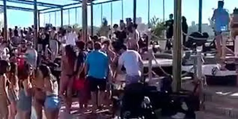 Una aplicación polémica te permite acudir a fiestas clandestinas en medio de la pandemia