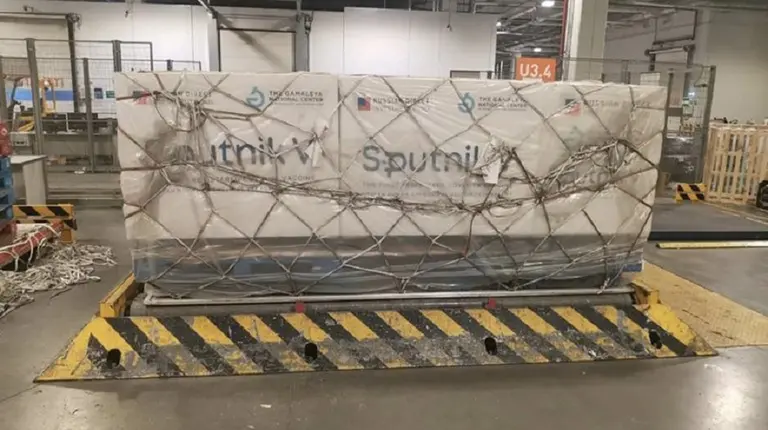 Sputnik V: cuántas dosis traerá de Rusia el avión de Aerolíneas Argentinas que viajó a Moscú