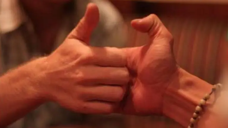 ¿De dónde viene el dicho "juego de manos, juego de villanos"?