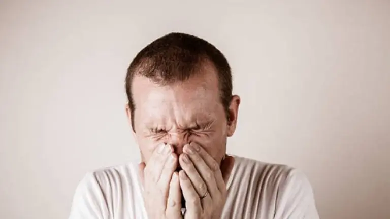 Este es el peligroso motivo por el que jamás tenés que aguantar un estornudo