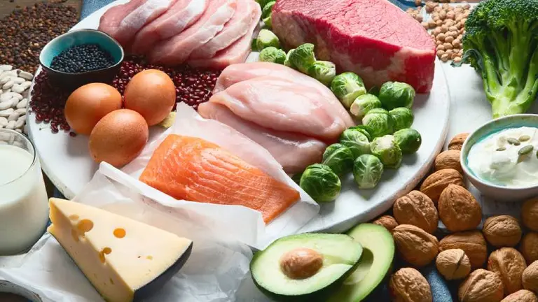 Cual es la cantidad exacta de proteínas que se recomienda comer