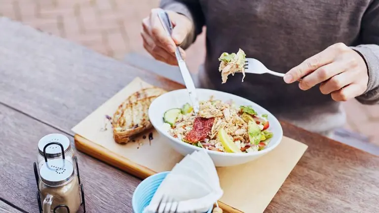 No solo qué se come, sino cuándo: esta es la ventaja de almorzar antes de las 3 de la tarde