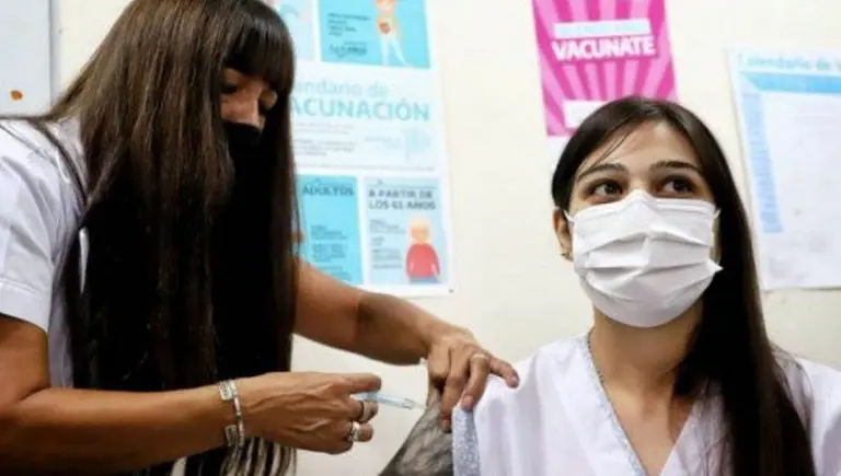 Hubo más de 300 personas con reacciones luego de aplicarse la vacunación: qué les pasó