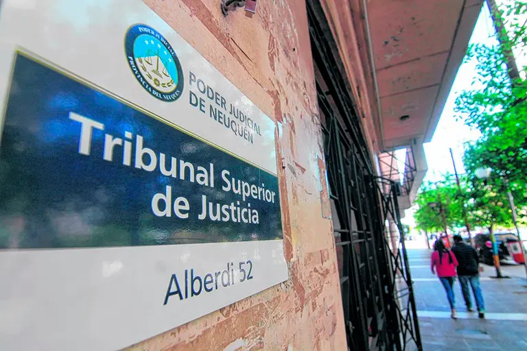 Derecho laboral en crisis por guerra de jueces: trabajadores y empresas rehenes