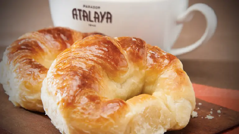 Las medialunas de Atalaya: cómo se fundó y cómo crece la parada "obligatoria" en el viaje a la Costa