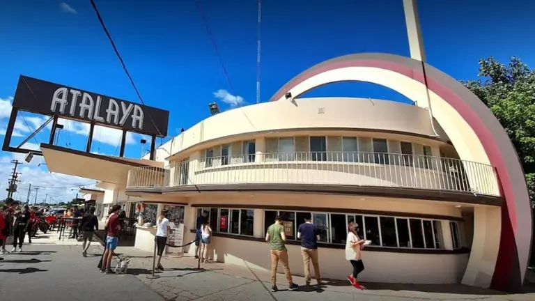 Tiroteo en el parador Atalaya: un hombre bajó a comprar medialunas e intentaron robarle el auto