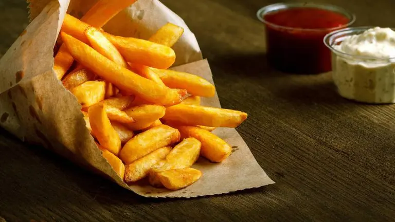 El truco definitivo para que las papas fritas queden crujientes y doradas