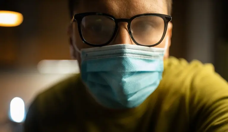 ¿Se te empañan los anteojos al usar tapaboca?: estos consejos muy sencillos te ayudarán a evitarlo