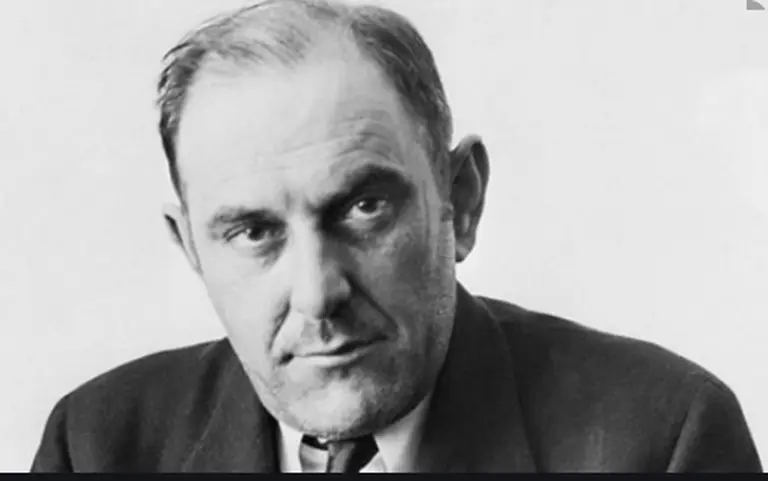 La increíble historia del estafador que engañó a Al Capone, vendió la Torre Eiffel y fue preso por celos