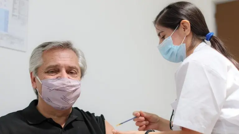 ¡Se vacunó Alberto!: el Presidente finalmente se aplicó la primera dosis de la Sputnik V