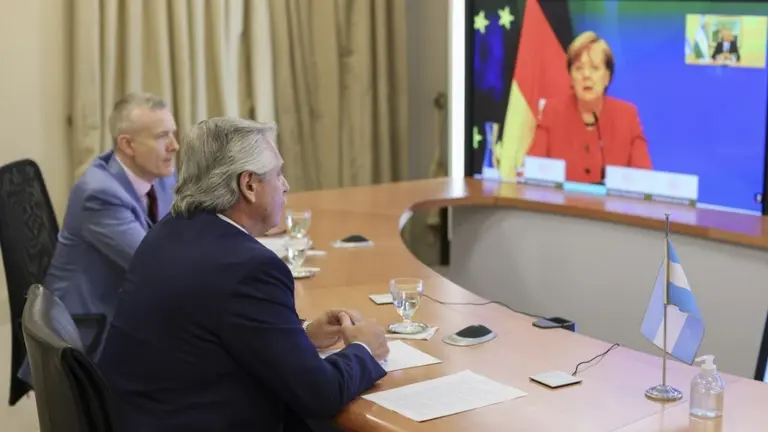 En plena pulseada con el FMI y el Club de Paris, Alberto busca apoyo: qué habló con Angela Merkel