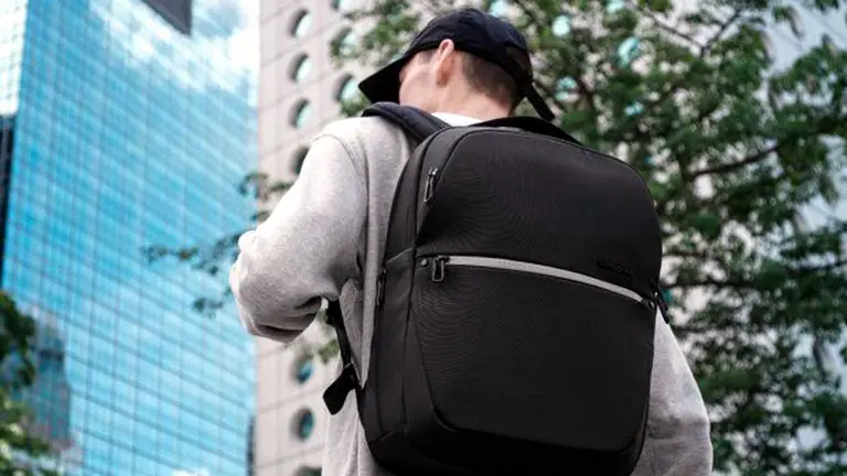 ¿Por qué querrás llevar de viaje esta mochila inteligente de Google y Samsonite?