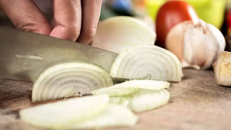Cómo cortar cebollas sin llorar: el truco definitivo para evitar que se te irriten los ojos