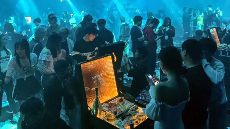 Así es la vida en Wuhan a un año del Covid-19: boliches repletos y salidas nocturnas