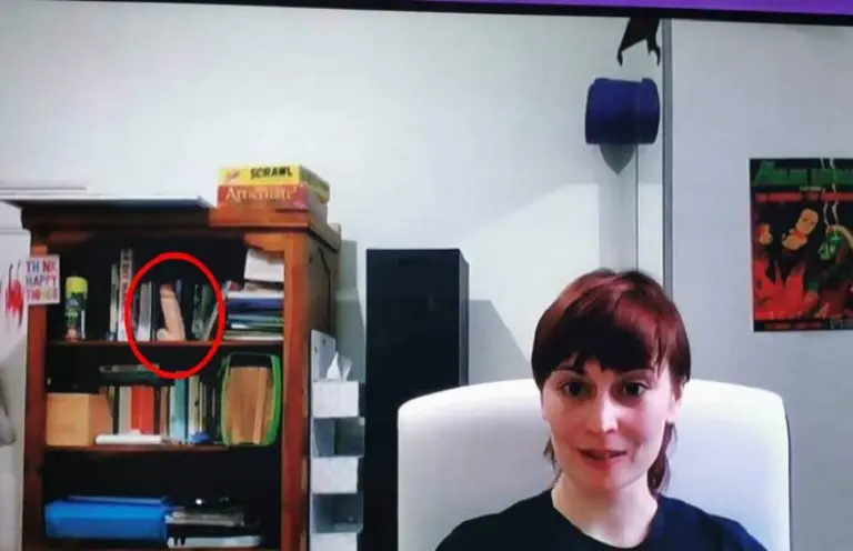 ¡Qué descuido! Daba una entrevista en vivo y la cámara "escrachó" su juguete sexual