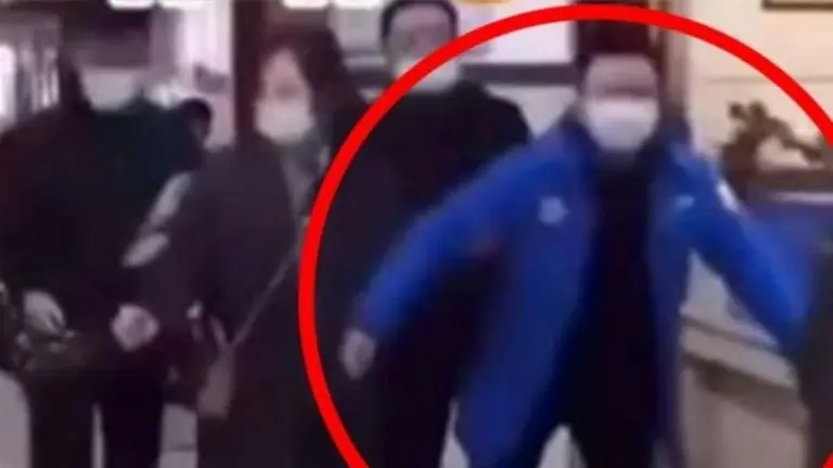 Video: chinos caminan de una extraña forma tras someterse al hisopado anal