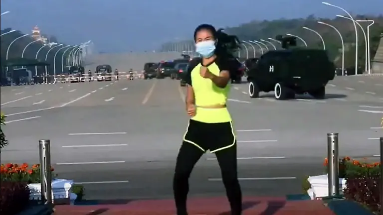 Insólito: una profesora graba su clase de gimnasia mientras transcurría un golpe de Estado a sus espaldas