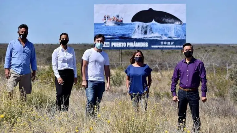 La insólita explicación del intendente de Puerto Pirámides tras la inauguración de un cartel